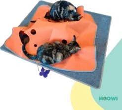Moowi - Katten Speel Kleed – Kattentunnel – Hide And Seek Spel – Deken Kat – Kattenspeelgoed – Speelmat Katten Grijs – Incl. 2 Sisal Ballen En Verenspeeltje -Huisdier Verkoop 1200x1089 8