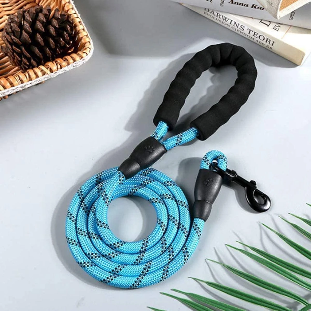 Merkloos Reflecterende Hondenriem - Nylon Hondenlijn – Honden Riem Met Soft Handvat – Blauw – 150CM 3 Merkloos Reflecterende Hondenriem - Nylon Hondenlijn – Honden Riem Met Soft Handvat – Blauw – 150CM