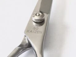 Professionele Hondenscharen Set - Extra Veilige Grooming Set - Trimscharen Voor Honden - Knipschaar - Effileerschaar / Uitdunschaar - Gebogen Schaar Met Ronde Punt - Precisieschaar - Hondenverzorging - Inclusief Kam, 2 Haarclips En Luxe Opbergdoos -Huisdier Verkoop 1200x899 6