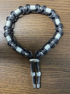 Anti-tekenband Spike - Vlooienband - Voor Hond Hond - Lichtgrijze Keramische EM-X Kralen - Kleur Zwart Zilvergrijs - Lengte 35 Cm - Nekomvang Vanaf 33 Tot 45 Cm - Lengte Geknoopt Deel 35 Cm - Met Zilverkleurige Kralen -Huisdier Verkoop 900x1200 35